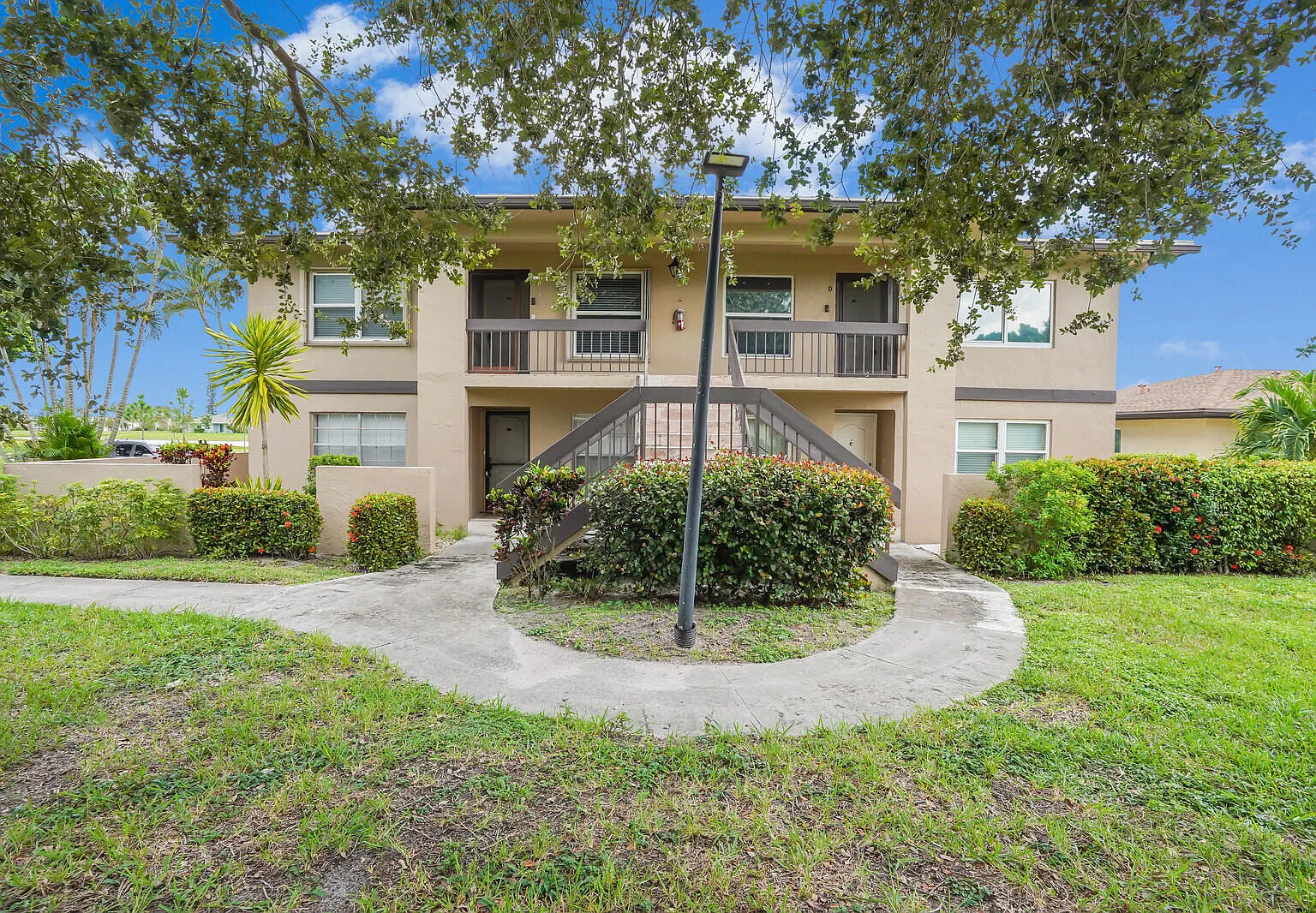 2 bed, 2.0 bath, 1221 sqft, $2,000 — Photo 1