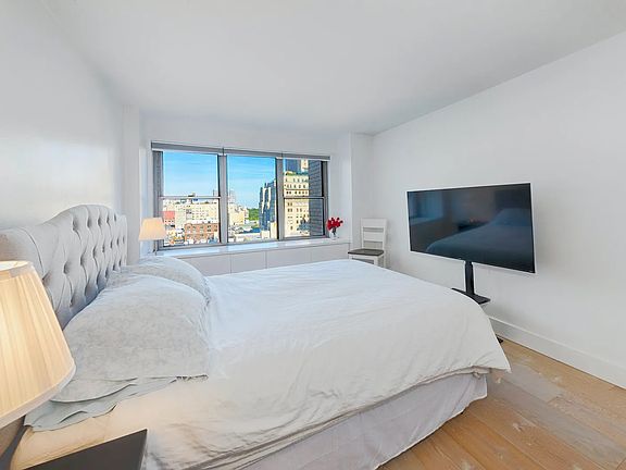 3rd image of 15 W 72nd St APT 17J
