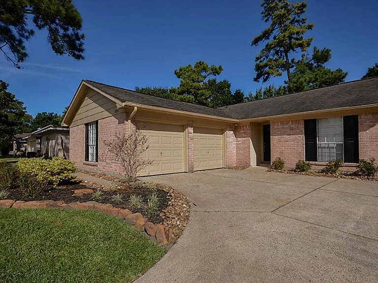 5831 Culross Close — Photo 1