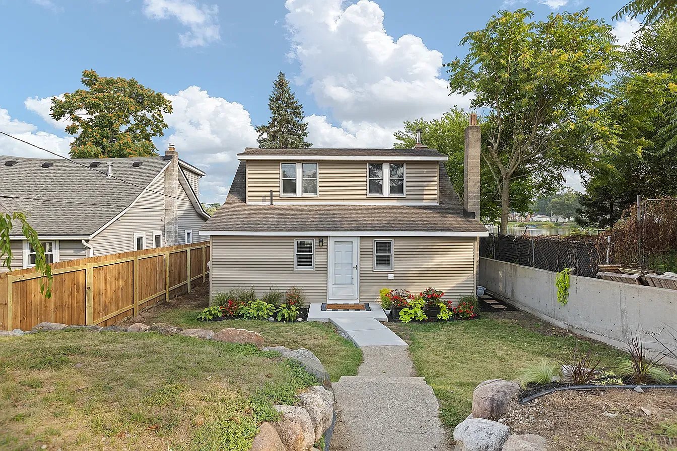 1261 Grove Point Drive — Photo 2