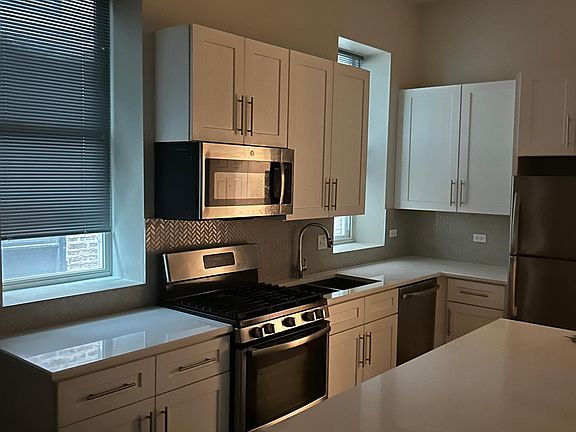 3rd image of 425 W Saint James Pl APT 1R