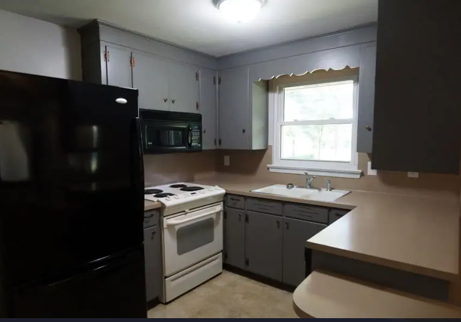 Comfortable 3 Bedroom Ranch with Carport & Lawn Care Included — Photo 2