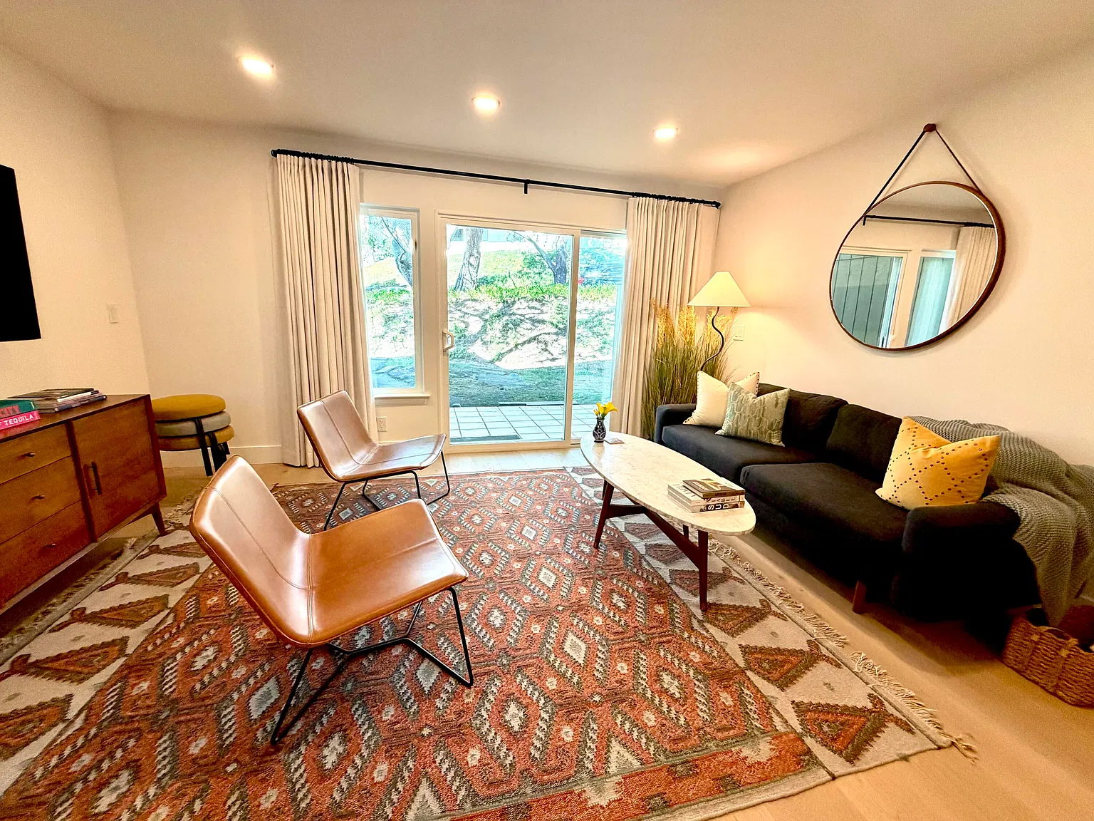 2 bed, 1.5 bath, 1120 sqft, $4,700 — Photo 4