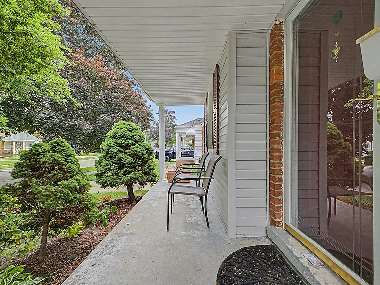 15587 Russell Ave — Photo 4