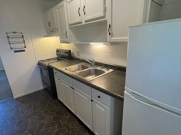 3rd image of 120 Karen St APT 3