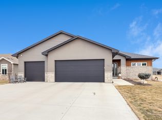 198 N Canterbury Cir, North Sioux City, SD 57049