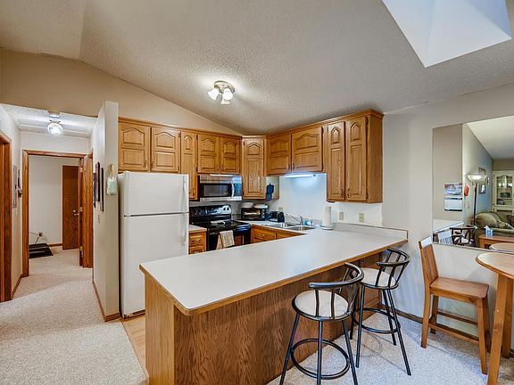 5th image of 996 Pondview Ct