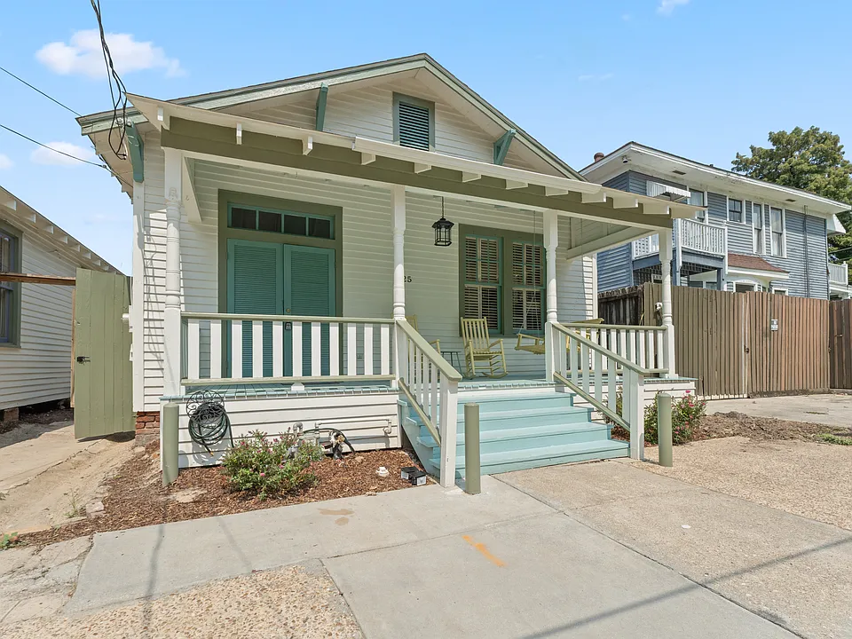 525 University Walk