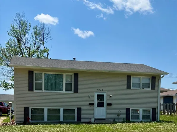 1213 Bowler St, Hiawatha, IA 52233