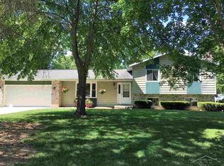 276 E Pineview Dr, Saginaw, MI