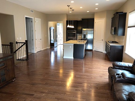 5th image of 2067 Vineyard Dr