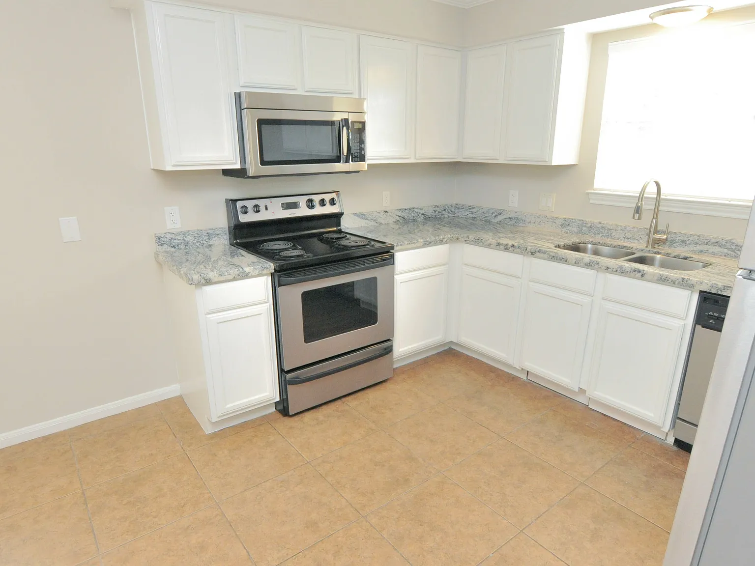 2100 Southwood Dr — Photo 4
