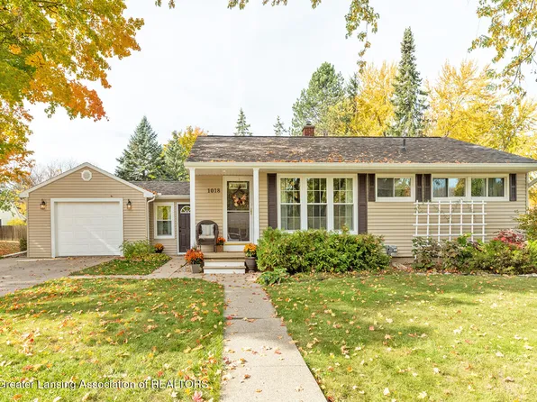 1018 W Colonial Park Dr, Grand Ledge, MI 48837