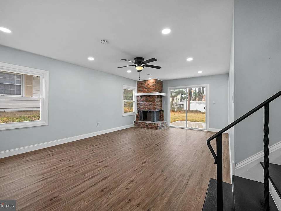 16 Barrington Ln