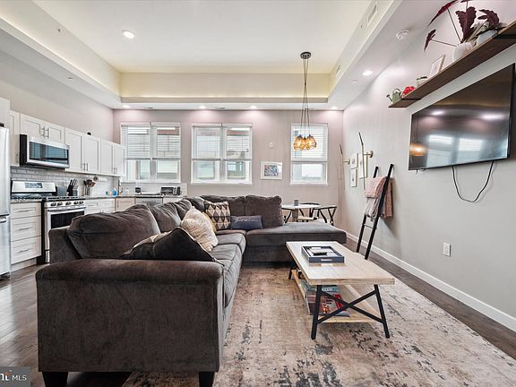 3rd image of 1303 N Hope St #C