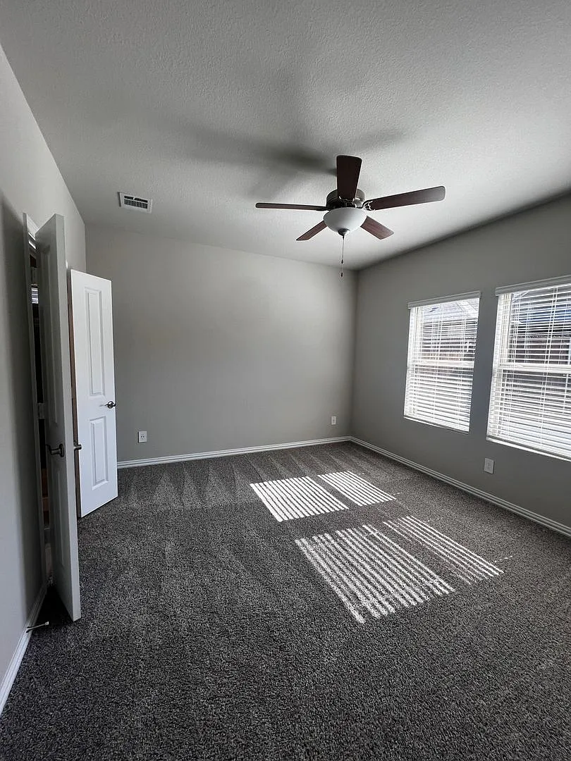 Single Family Home_3 Bed & 2 Bath — Photo 4
