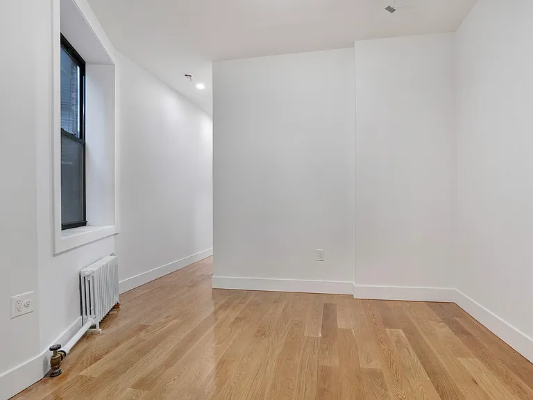 209 E 10th St #5B — Photo 5