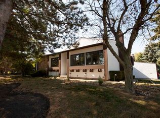 5 Cascade Dr, Indian Head Park, IL 60525