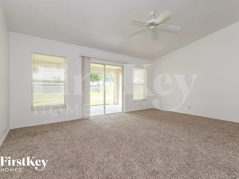 2831 SE Hutchings Ave — Photo 2
