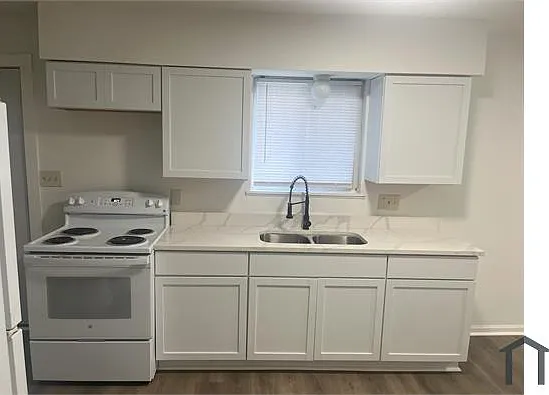 2319 N Parker Ave — Photo 4