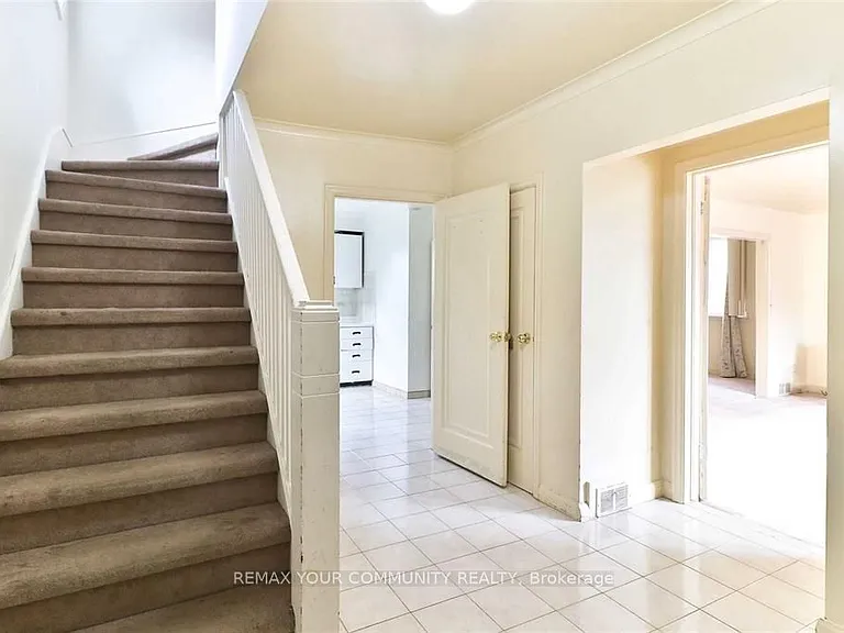 6 Lennox St #UPPER — Photo 2