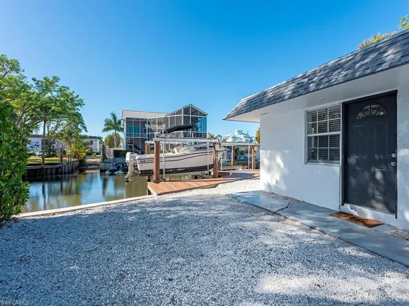 2836 Bayview DR, NAPLES, FL 34112