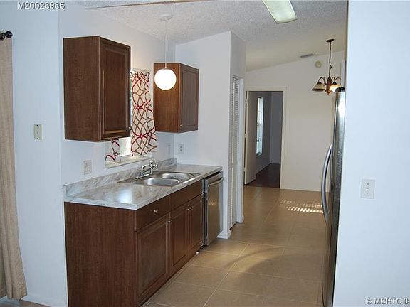 3rd image of 2514 SE Rock Springs Dr