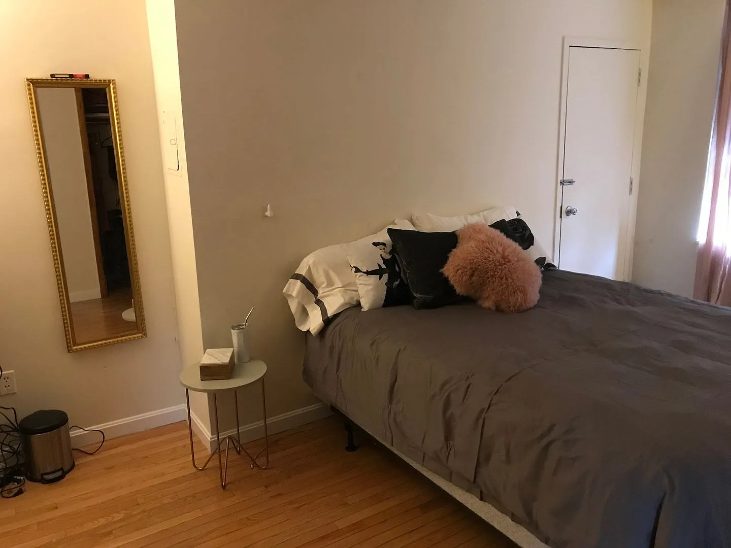 Charming 2 Bedroom-No Broker Fee — Photo 2