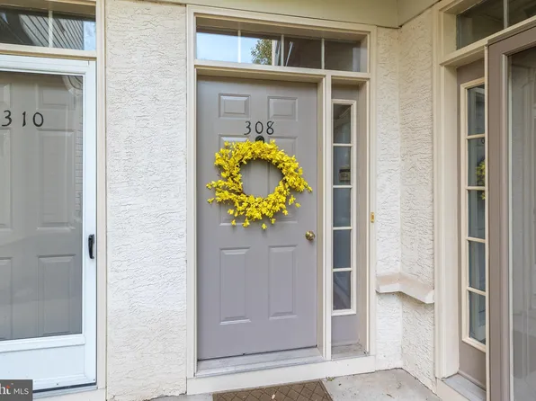 308 Dresher Woods Dr, Dresher, PA 19025