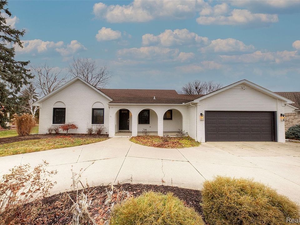 1st image of 38016 Bloomfield Dr