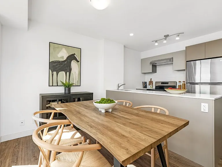 100 Manett Cres — Photo 40