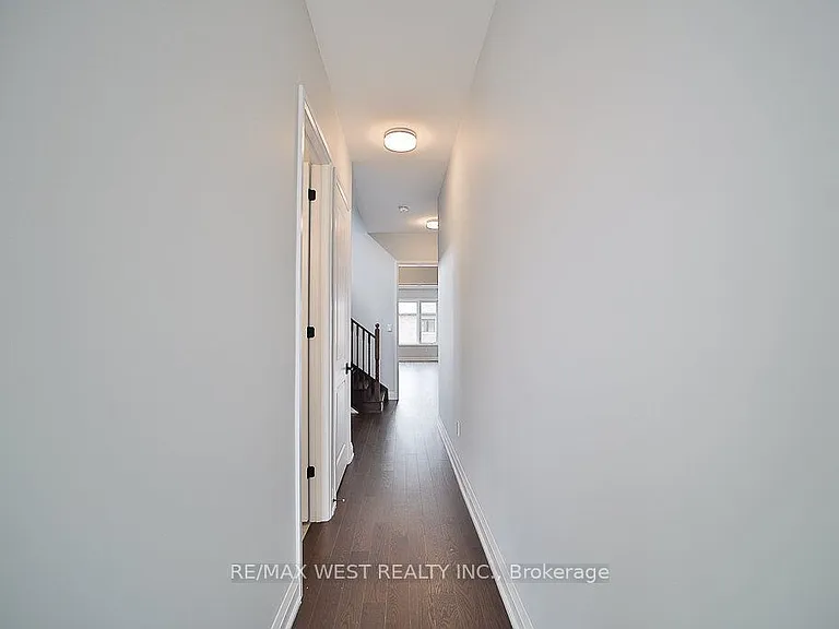 14 Periwinkle Rd E — Photo 2