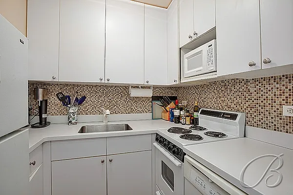 Sold by Bellmarc Realty | media 3