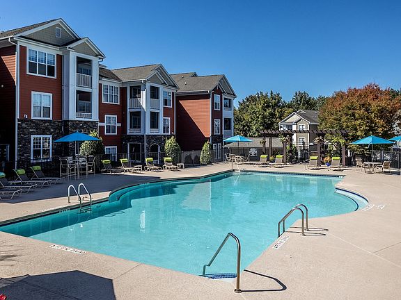 Expansive Saltwater Pool and Sundeck with Wi-Fi