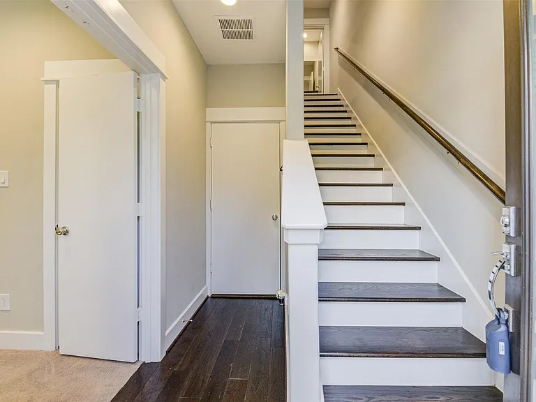 710 Clark St — Photo 10