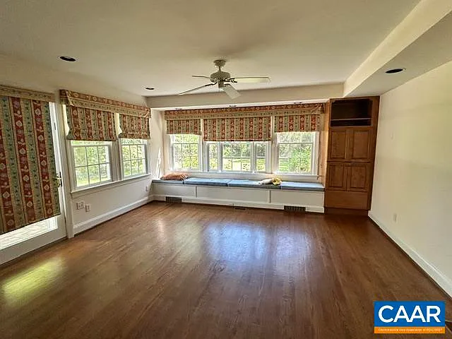 1618 Oxford Rd — Photo 9