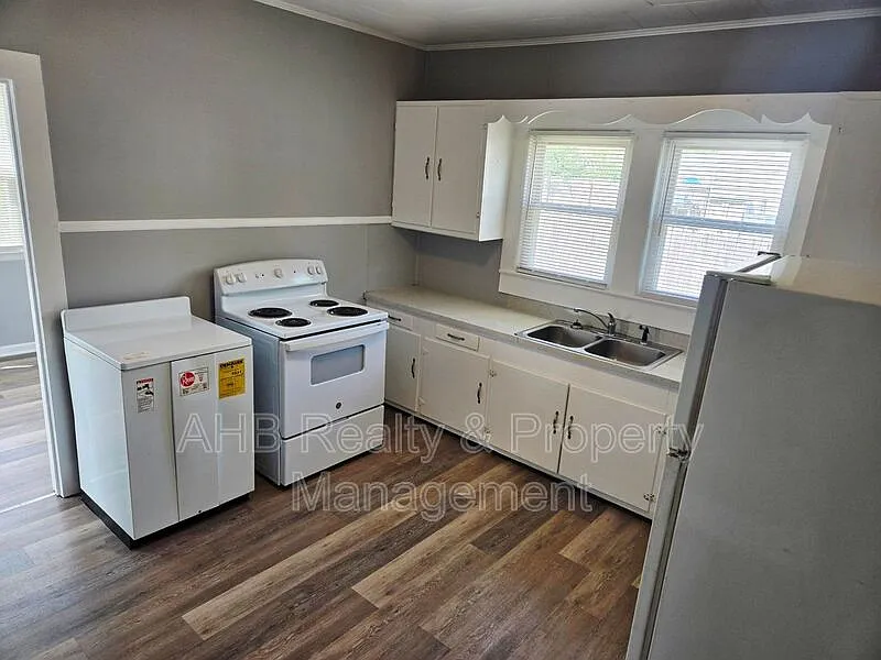 3 bed, 1.0 bath, 975 sqft, $1,195 — Photo 3