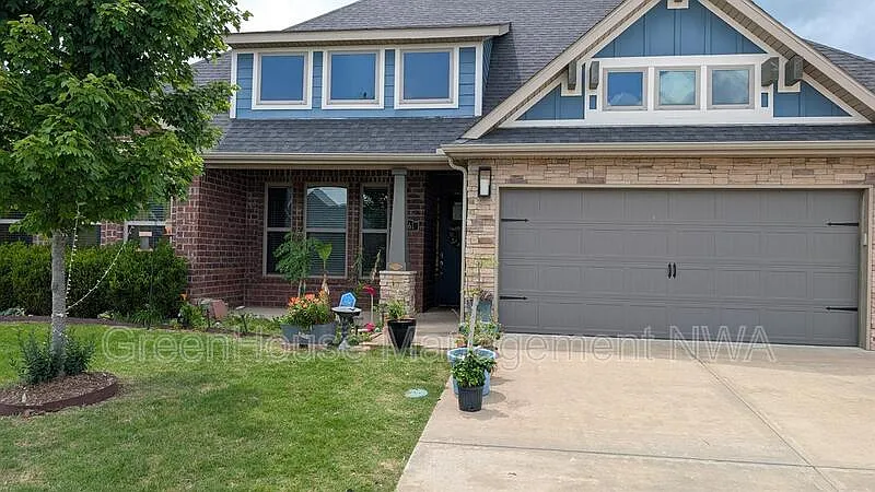 4 bed, 2.5 bath, 2667 sqft, $2,695 — Photo 2