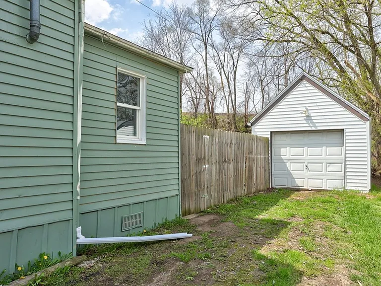 2875 Schaefer St — Photo 14