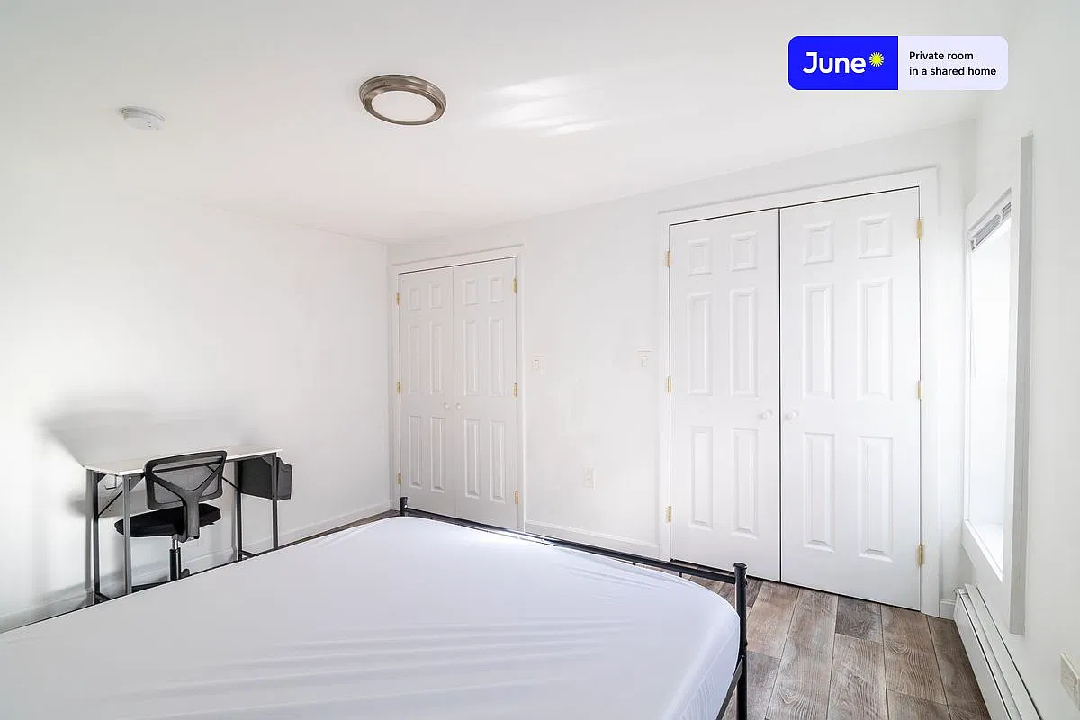 Queen bedroom in 5 bed/2 bath home in South Boston #1752 B — Photo 3
