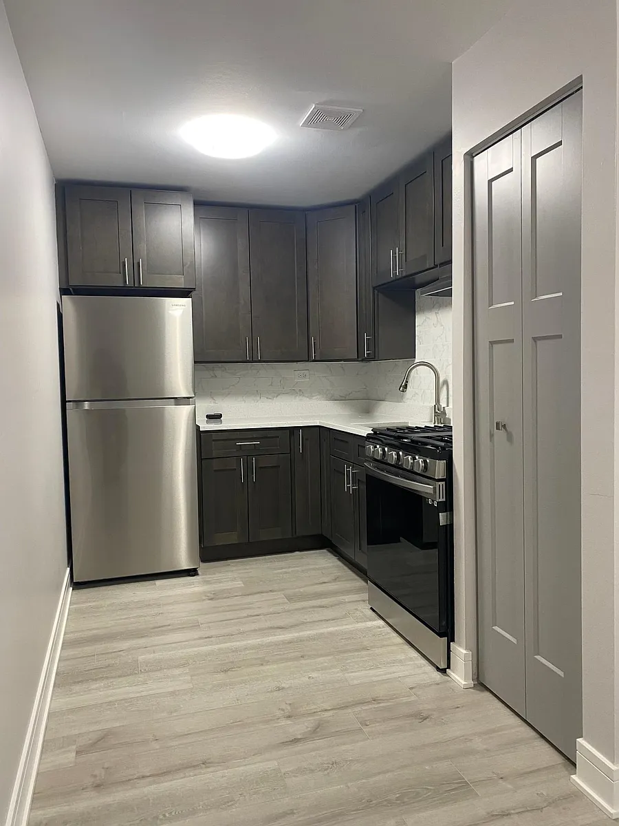 Building Photo - 8358 W Catherine Ave #617
