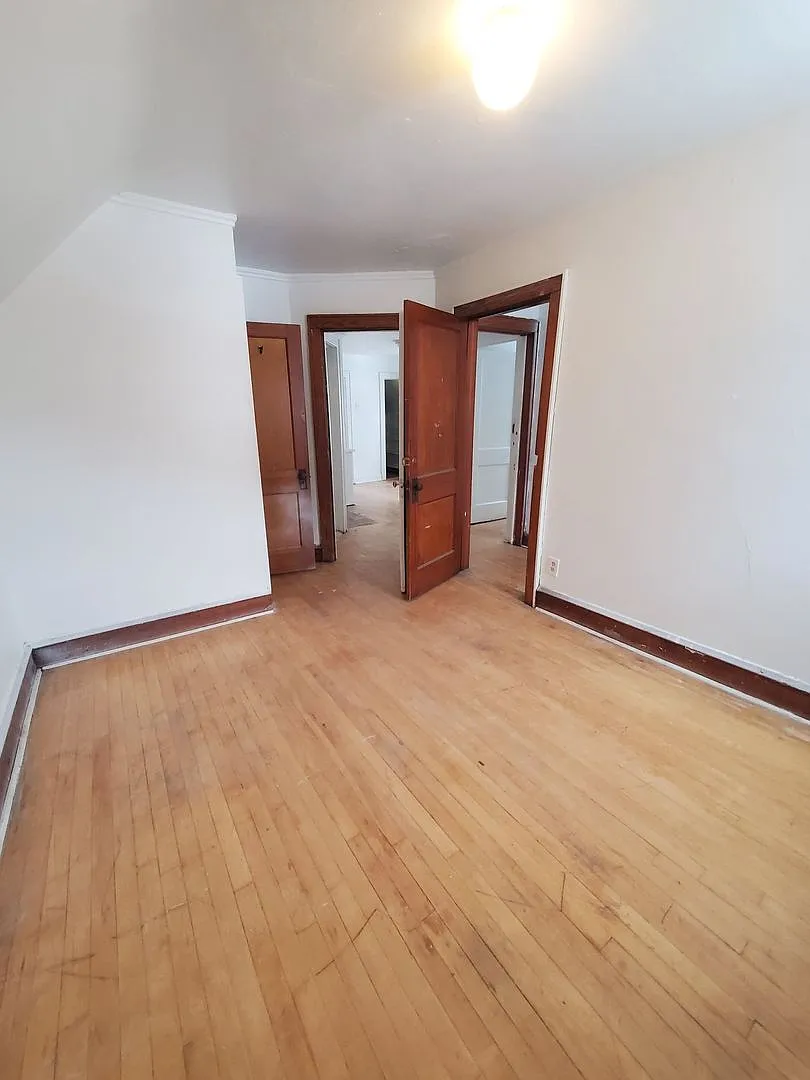 5 Bedroom Single Family — Photo 4