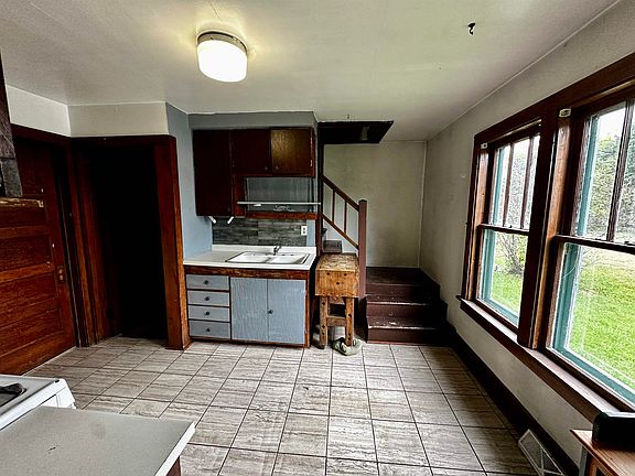 5th image of 809 9th St