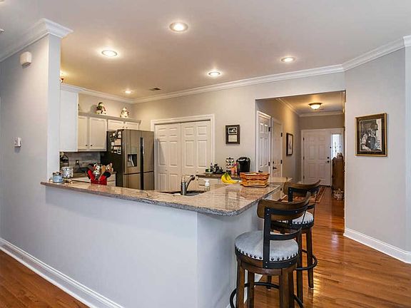 5th image of 215 Clairmont Dr