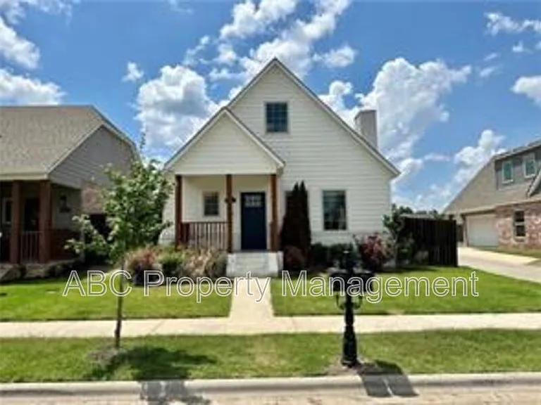 3819 W Maclura Way — Photo 1