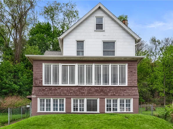 228 W 11th Ave, Tarentum, PA 15084
