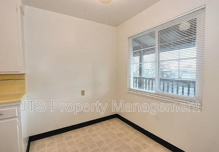 4439 V St #5 — Photo 42