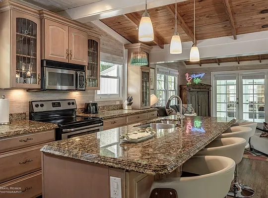 1110 Elgin Ln — Photo 3