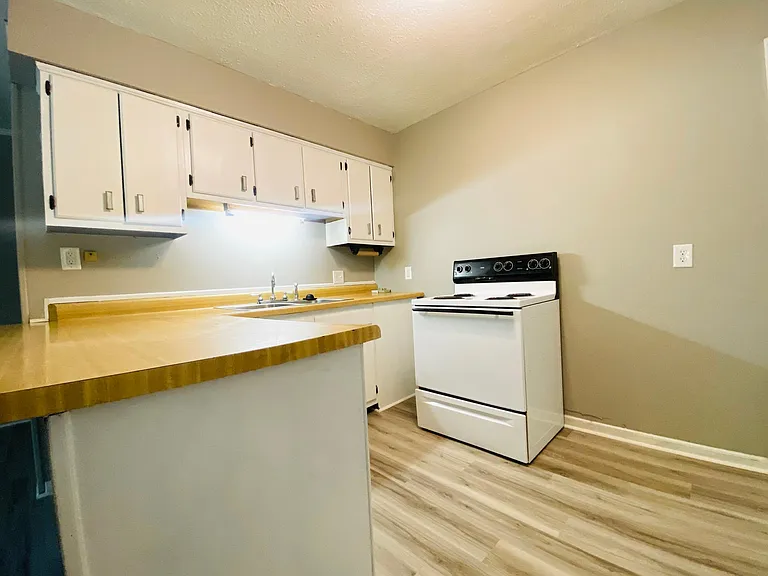 35 Rosemary Creek Dr #D — Photo 2