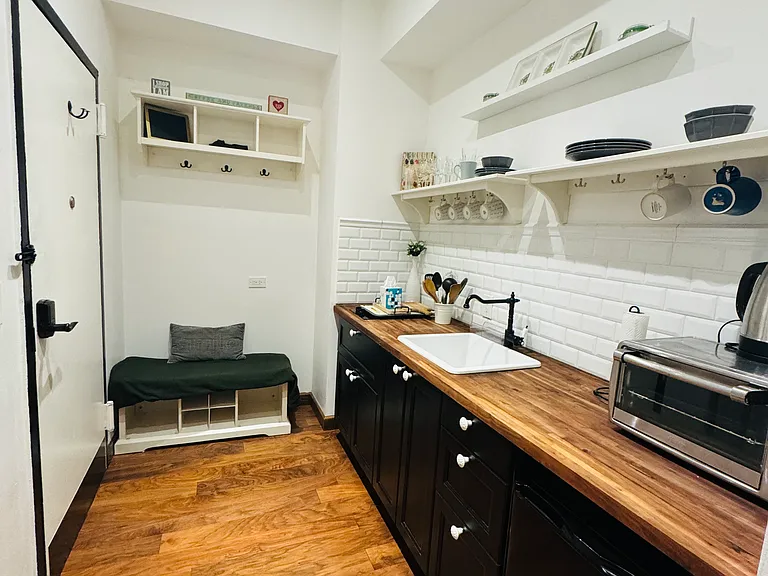 65 E 54th St #4F — Photo 3